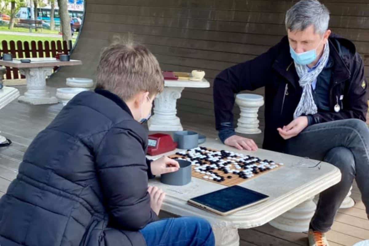 Dan Barna, la turneu de Go, cu copiii, în Parcul Moghioroș