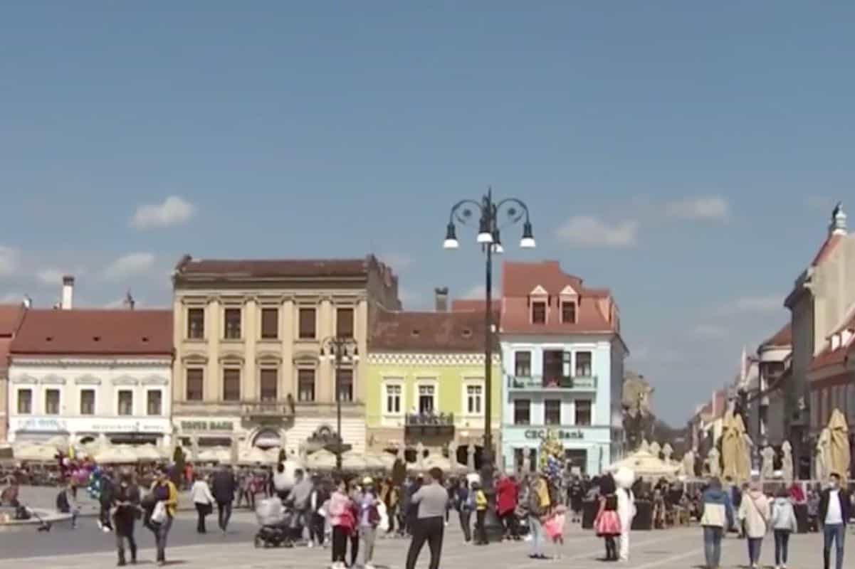 Brașovul, luat cu asat de turiști. Coloană de mașini pe DN1