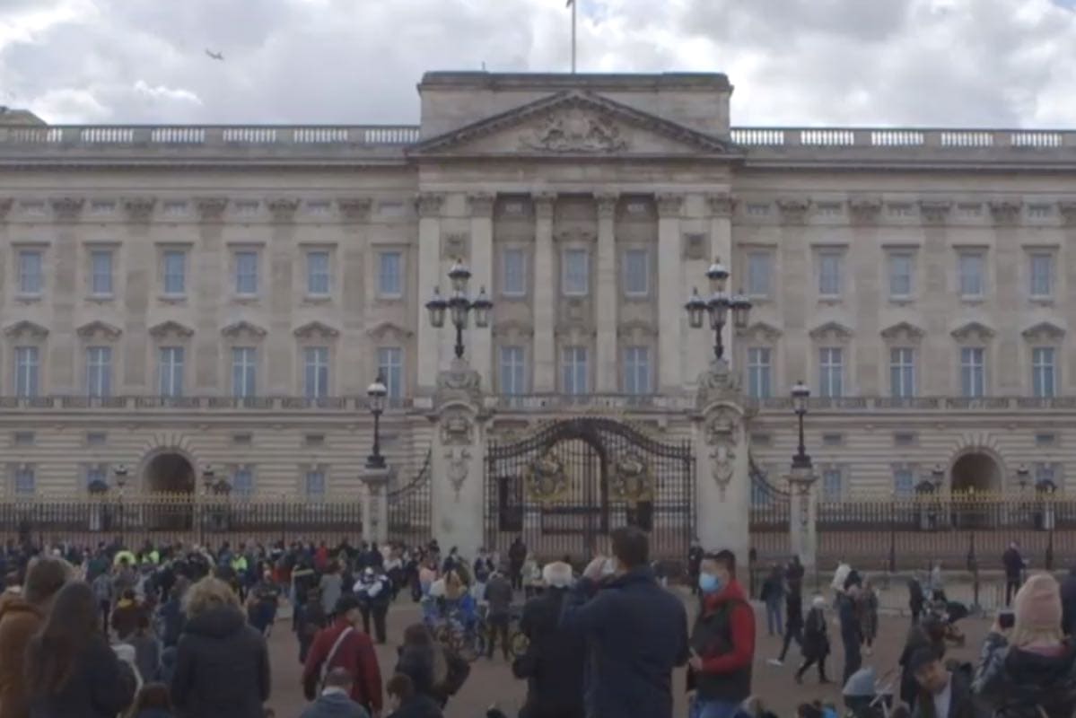 Britanicii îl omagiază pe prinţul consort Philip, la Palatul Buckingham şi la Castelul Windsor: Buchete de flori și mesaje de condoleanțe, depuse în fața porților