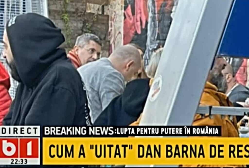 Dan Barna fără mască, fotografiat, la finalul lunii martie, la o terasă aglomerată, cu primarul Radu Mihaiu. foto: captura video B1Tv