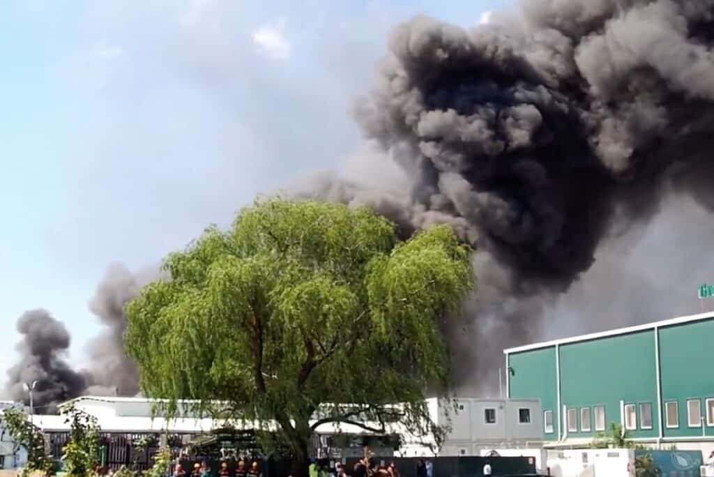 Incendiul de ieri, de la Frasinu, din Buzău, încă nu a fost stins