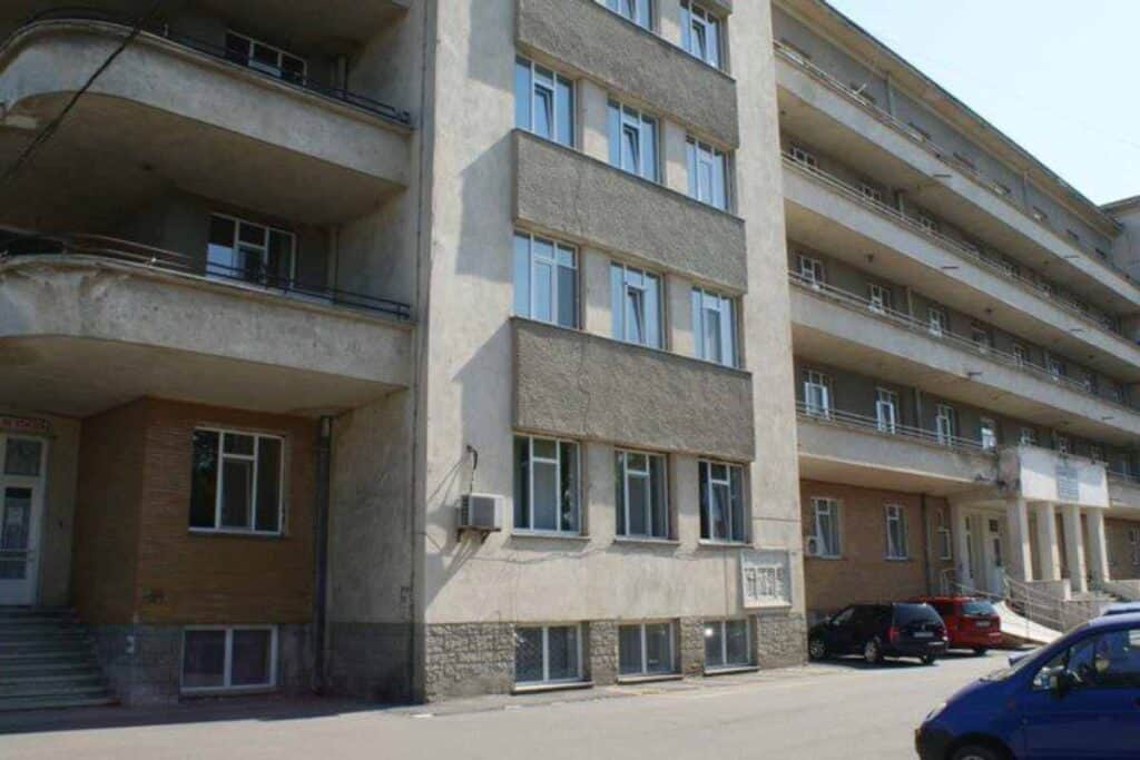 Un bărbat s-a aruncat de la etajul 3 al Spitalului Județean Piatra Neamț. Avea Covid și tocmai primise vizita fiului