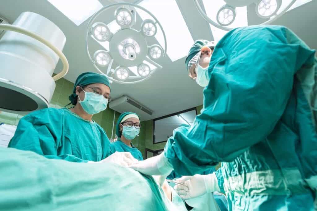 Premieră mondială în Japonia: Un pacient COVID a beneficiat de transplant pulmonar de la donator viu