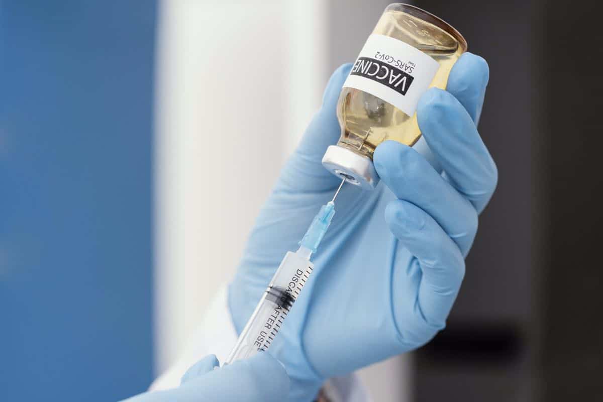 Românii nu se înghesuie la vaccinare! Potrivit unui sondaj MedLife, intenţia de vaccinare este mult sub valorile estimate