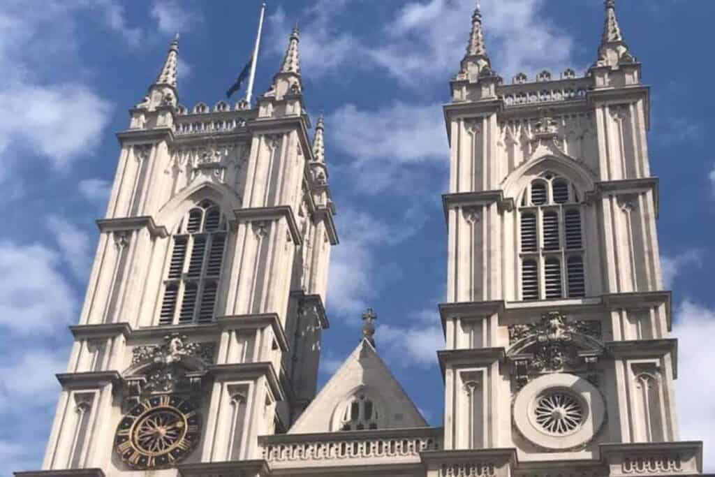 La Westminster Abbey clopotele au bătut de 99 de ori...