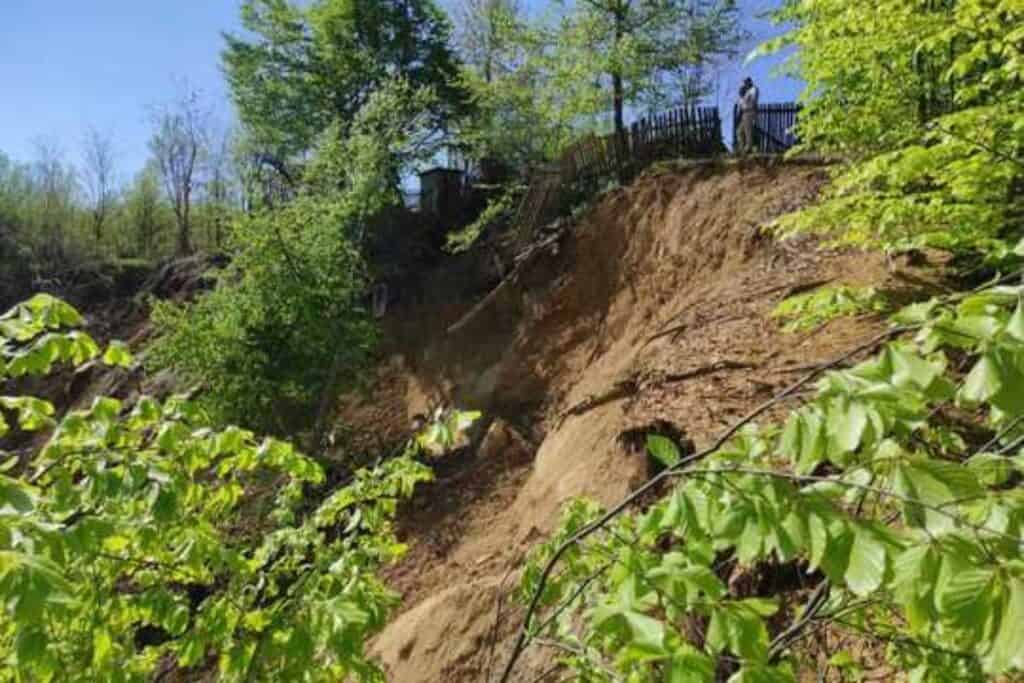 În Prahova s-au dislocat 15 hectare de teren! Alunecarea pune în pericol nouă gospodării