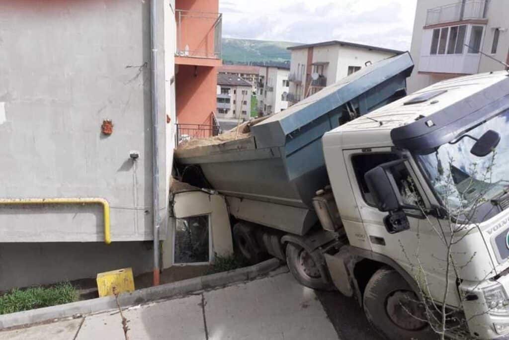 O basculantă care transporta nisip s-a răsturnat peste balconul unui apartament aflat la parterul unui bloc, fără a exista persoane rănite. Accidentul a avut loc, joi dimineaţă, pe strada Teilor din localitatea Floreşti, județul Cluj.