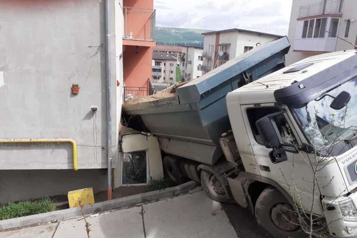 O basculantă care transporta nisip s-a răsturnat peste balconul unui apartament aflat la parterul unui bloc, fără a exista persoane rănite. Accidentul a avut loc, joi dimineaţă, pe strada Teilor din localitatea Floreşti, județul Cluj.