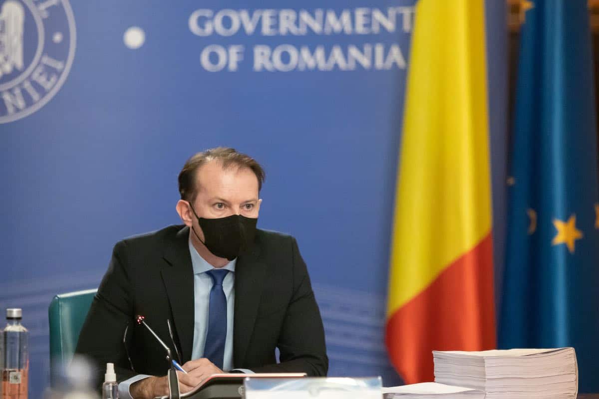 Cîţu propune ca în birourile cu întreg personalul vaccinat împotriva COVID să nu se mai poarte mască