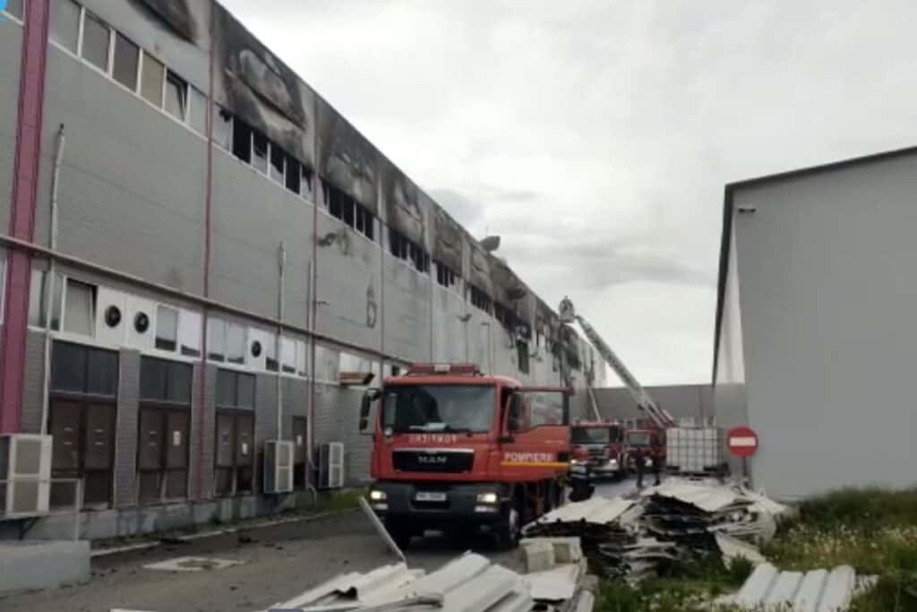 A luat foc fabrica de hârtie din Dej! 6 autospeciale luptă să stingă incendiul