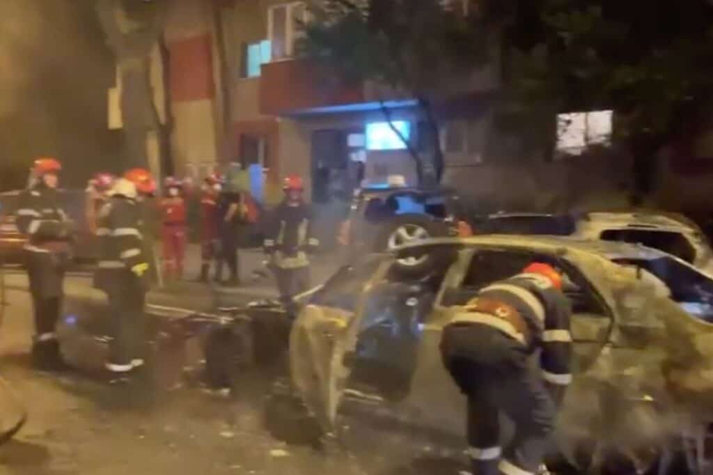 Incendiu pe Banu Manta! Patru autoturisme s-au făcut scrum