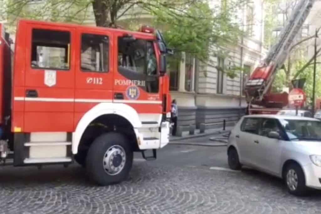 A luat foc un apartament din Sectorul 1 al Capitalei! Pompierii acționează cu trei autospeciale