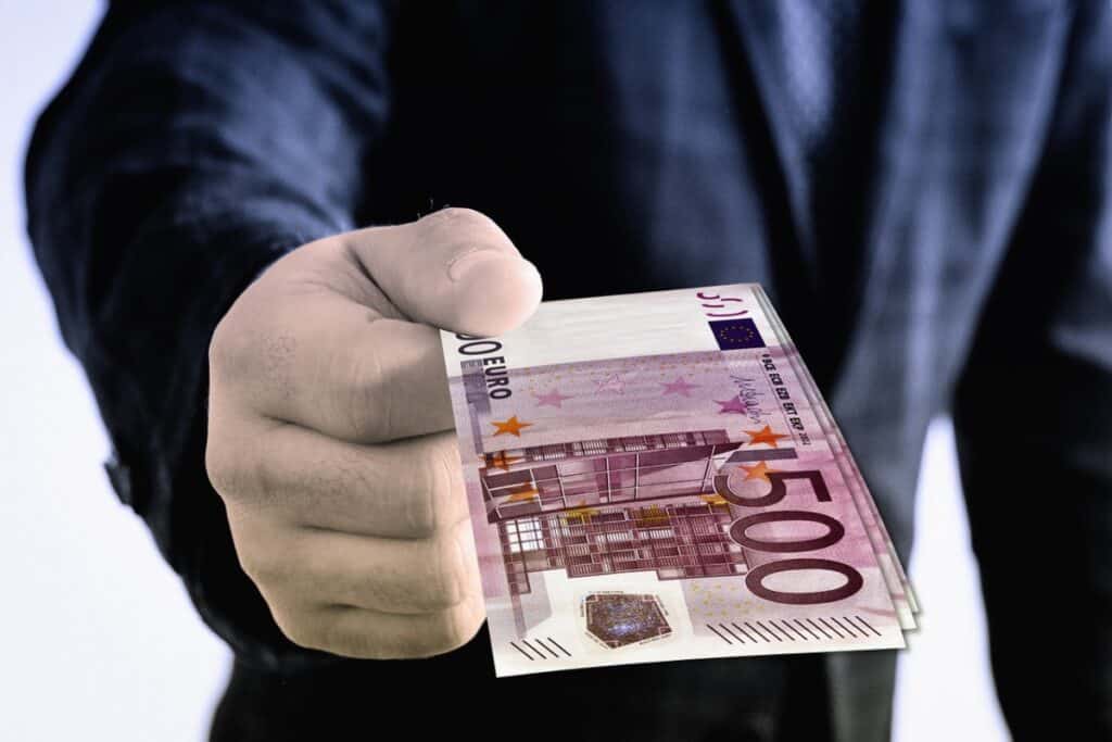 Doi comisari de la Protecţia Consumatorilor Argeş, reţinuţi pentru luare de mită de la agenți economici