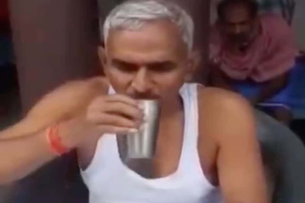 Un parlamentar indian susține că... urina de vacă previne infectarea cu COVID