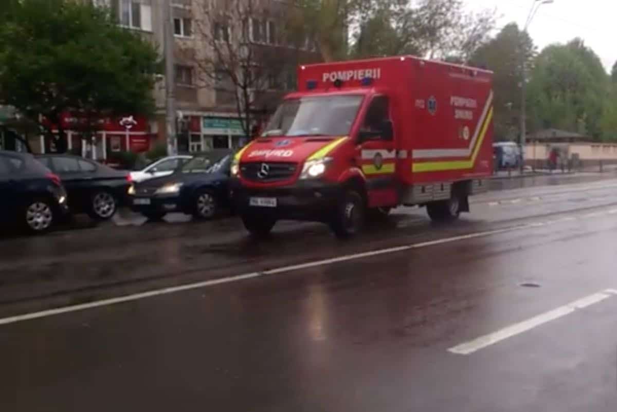Pompierii și echipajele SMURD au reușit să salveze un muncitor care leșinase pe schelă, la 12 metri înălțime
