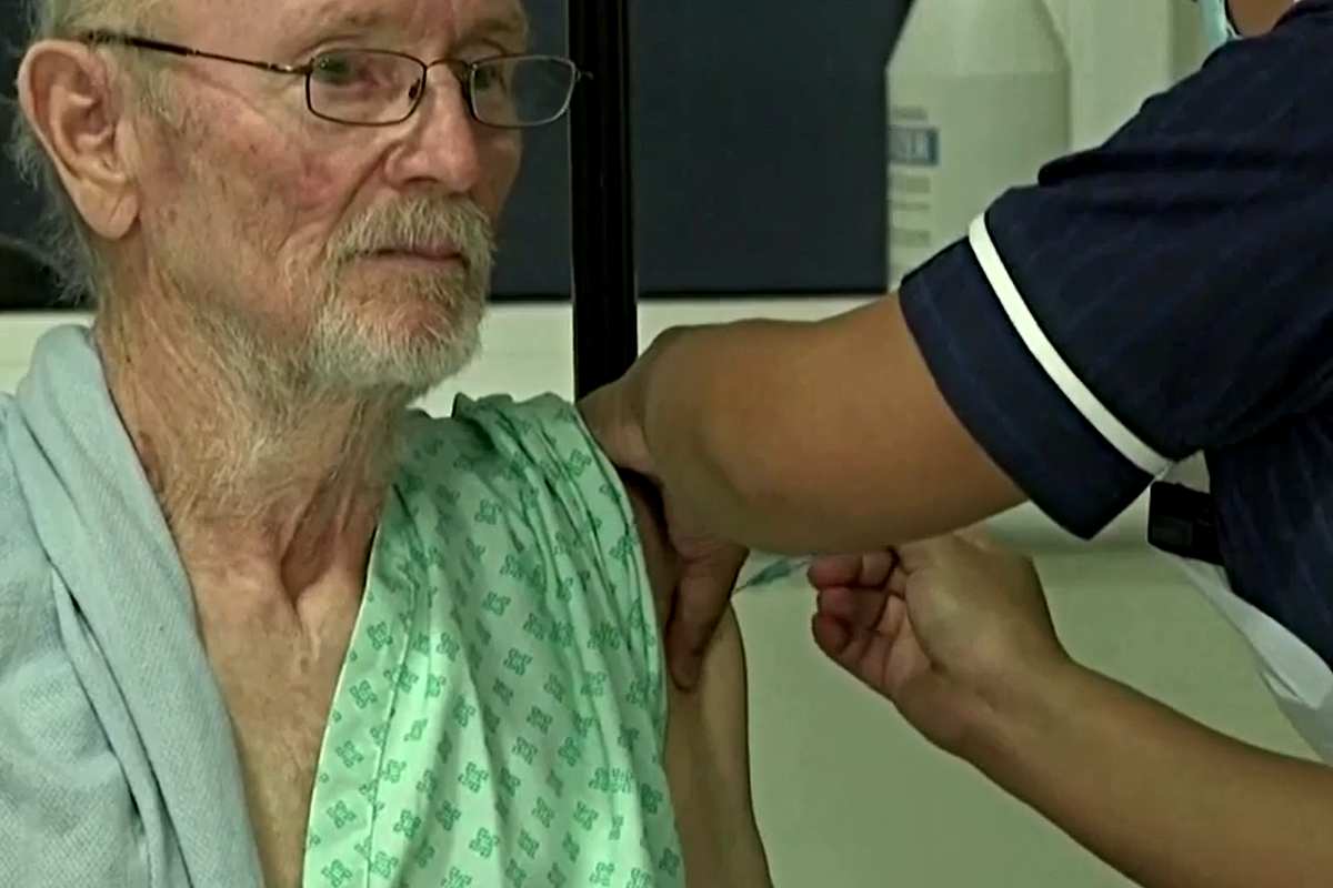 Primul bărbat din lume care a primit un vaccin anti Covid a murit