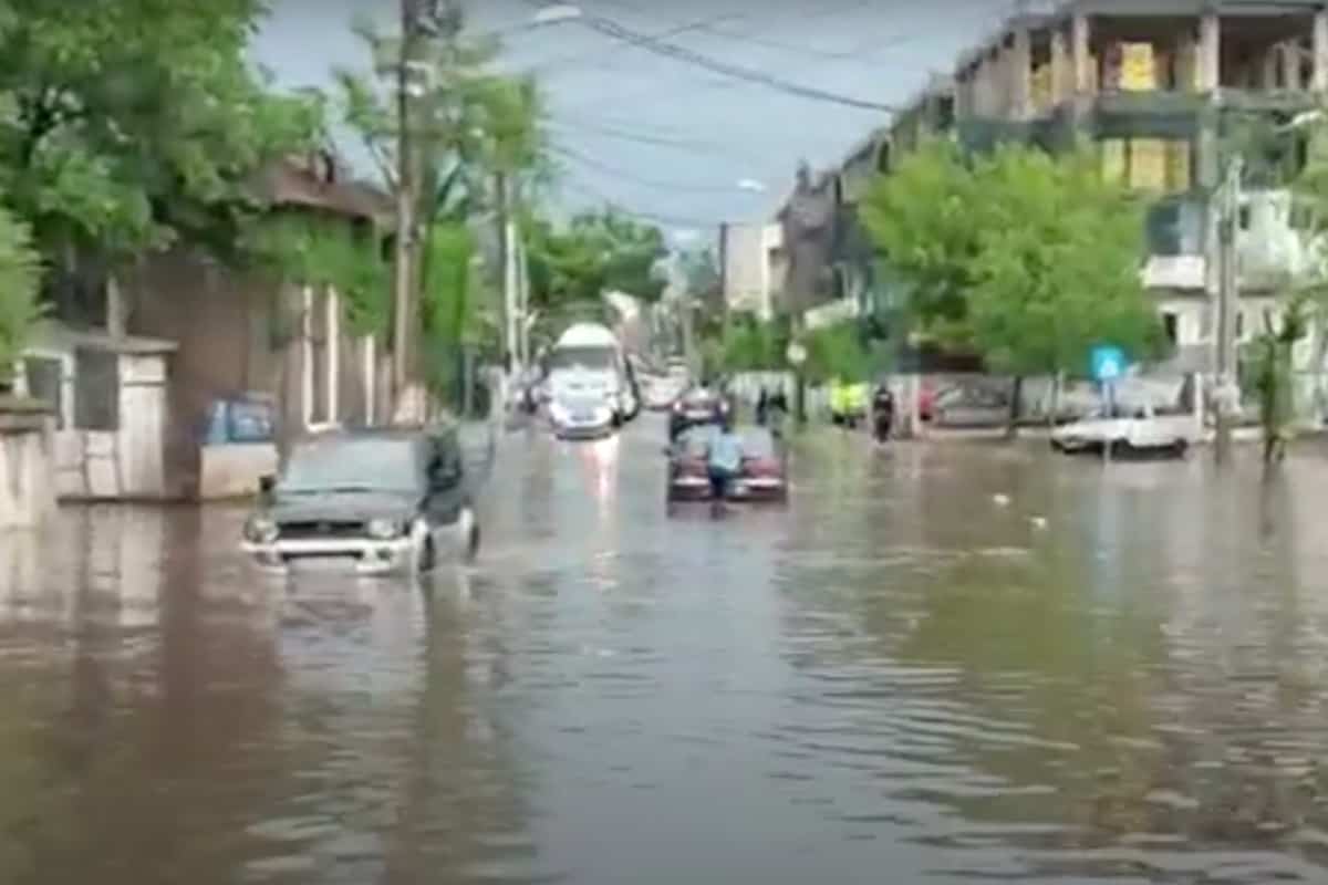 Craiova, sub ape! Imaginea dezastrului: O ploaie torențială a inundat clădiri, apa de peste un metru a acoperit zeci de mașini, capacele de canal au cedat iar o stradă s-a surpat