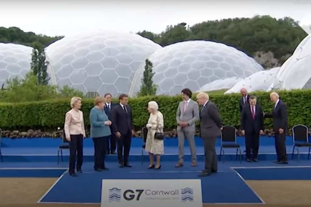 Regina Elisabeta a-II-a, la Summitul G7: "Ar trebui să arătăm ca şi cum ne-am simţi bine?"