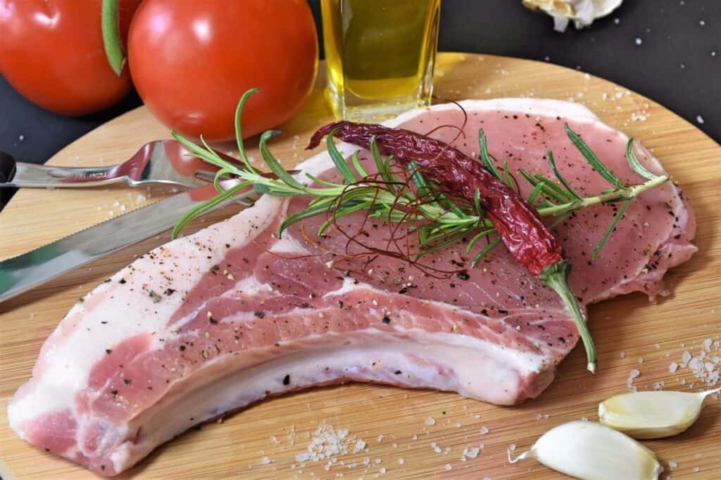 Se scumpește carnea de porc! Producătorii estimează o creştere a prețurilor de minimum 25%