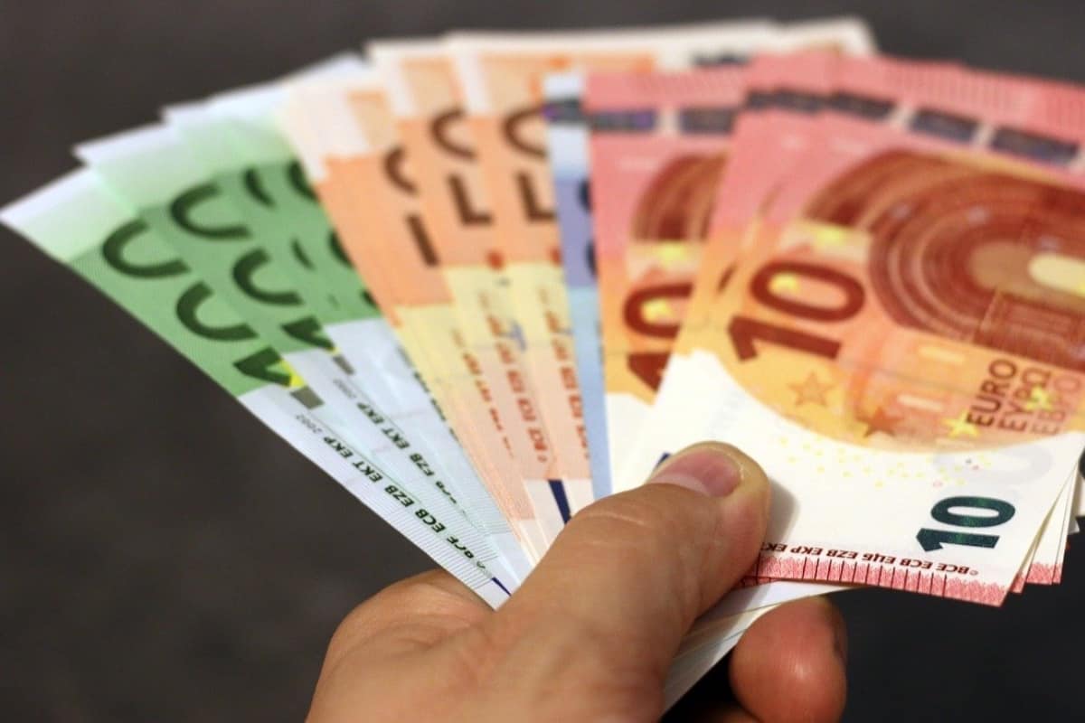 Trei persoane au fost reținute, fiind suspectate că au pus în circulație bancnote false de 50 și 100 de euro