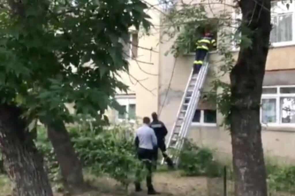 Un bărbat își ținea sechestrate nevasta și soacra. Femeile au fost eliberate de polițiști