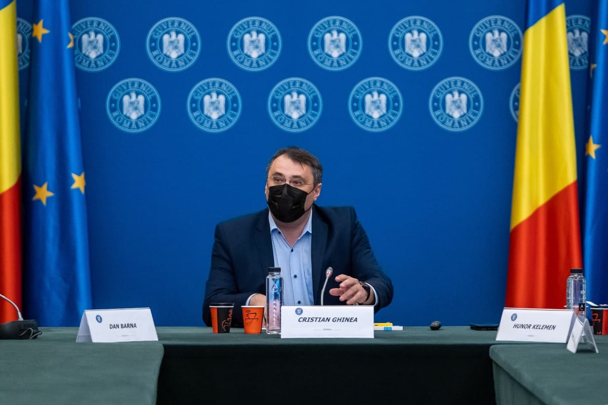 Ghinea îl ridică în slăvi pe Barna și îl critică pe Cioloș