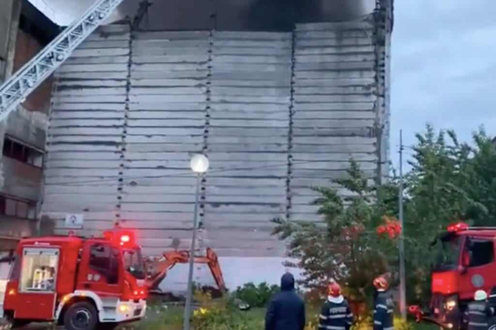 Incineratorul din Prahova va fumega încă o săptămână. Pompierii vor inunda zona cu 300 de tone de apă