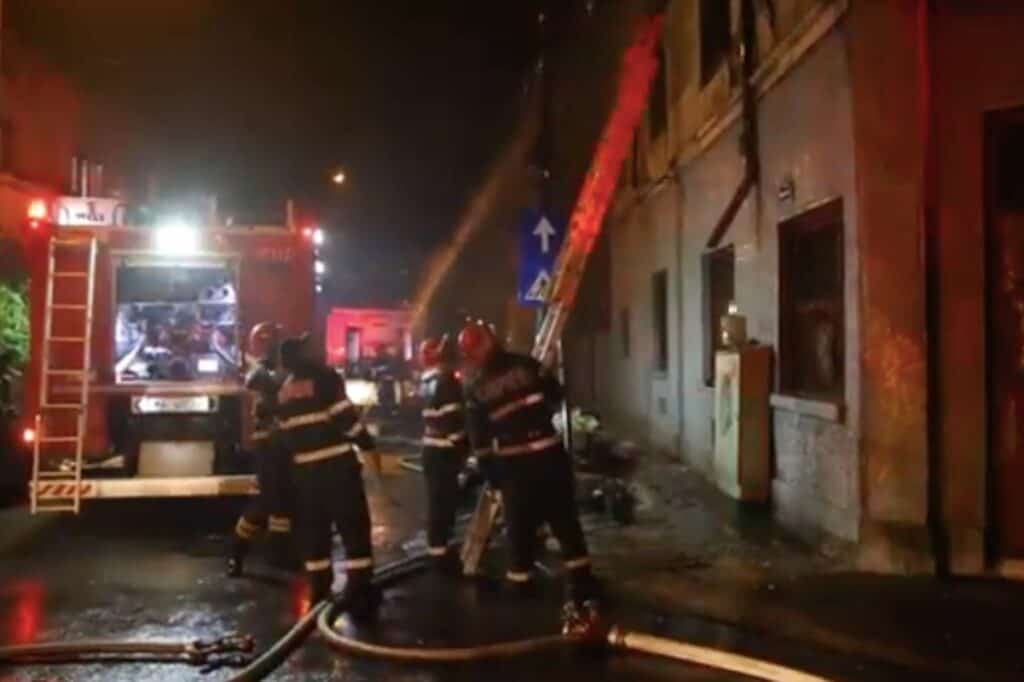 Incendiu puternic în Capitală, pe strada Petru Maior: Un bărbat a murit, iar un alt bărbat, o femeie și doi copii au ajuns la spital