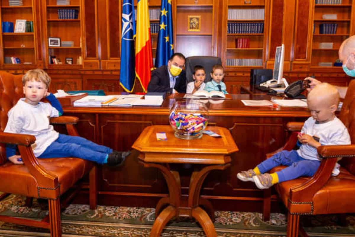 Ziua Porţilor Deschise la Palatul Parlamentului: Orban a stat de vorbă cu copiii și s-a fotografiat cu ei
