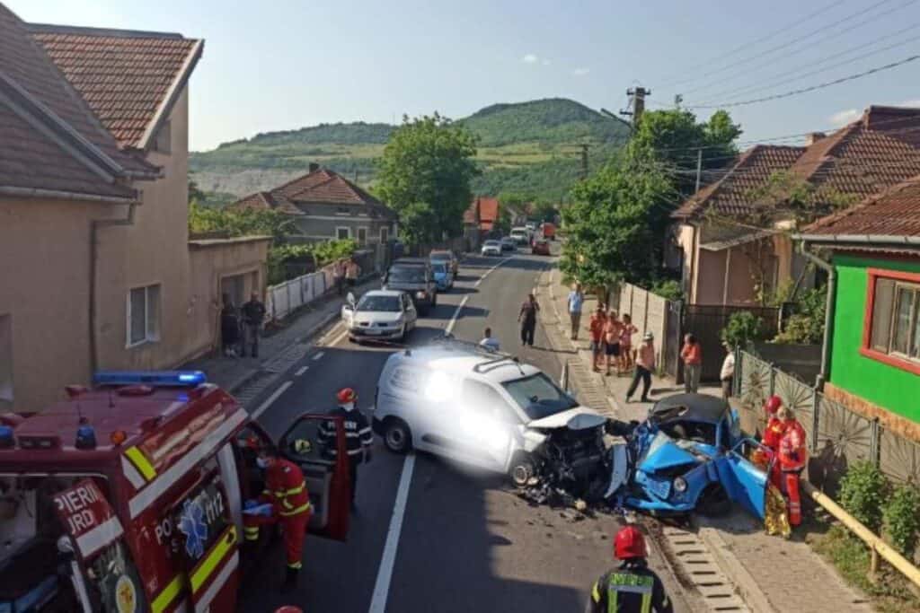 Un poliţist din judeţul Hunedoara a murit strivit la volanul unui Trabant