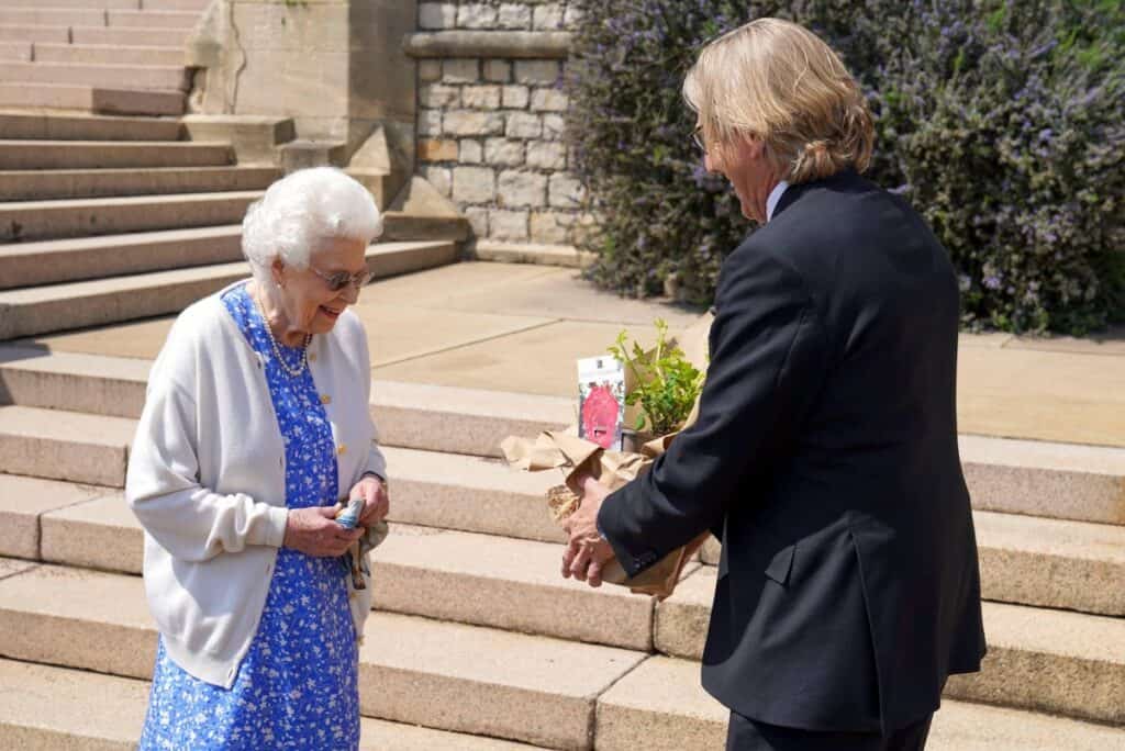 Reginei Elizabeth a-II-a i-a fost dăruit un trandafir special, cu ocazia împlinirii a 100 de ani de la naşterea prinţului Philip