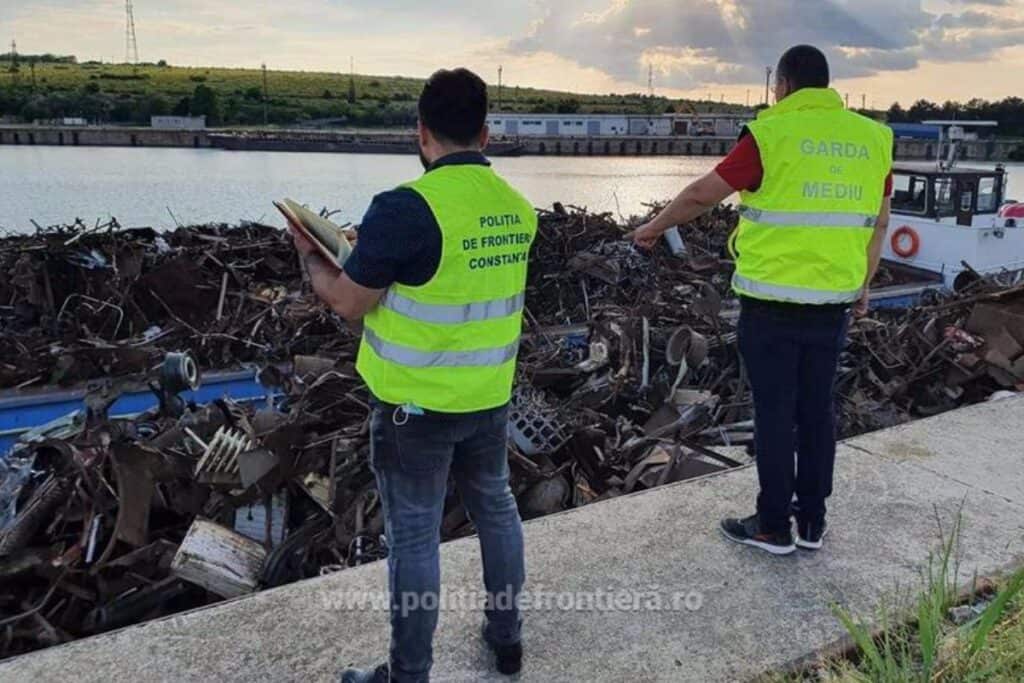 Două şlepuri, încărcate cu peste 1.000 de tone de deşeuri, găsite în Portul Murfatlar