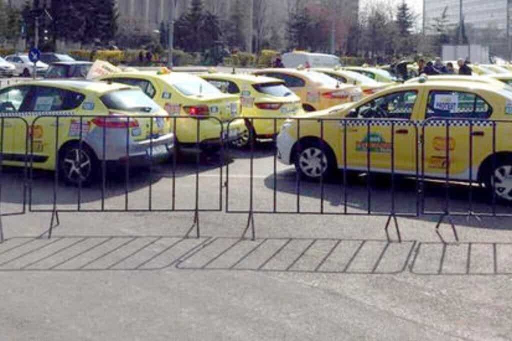 Transportatorii dau în judecată Primăria Capitalei pentru nerespectarea Legii taximetriei