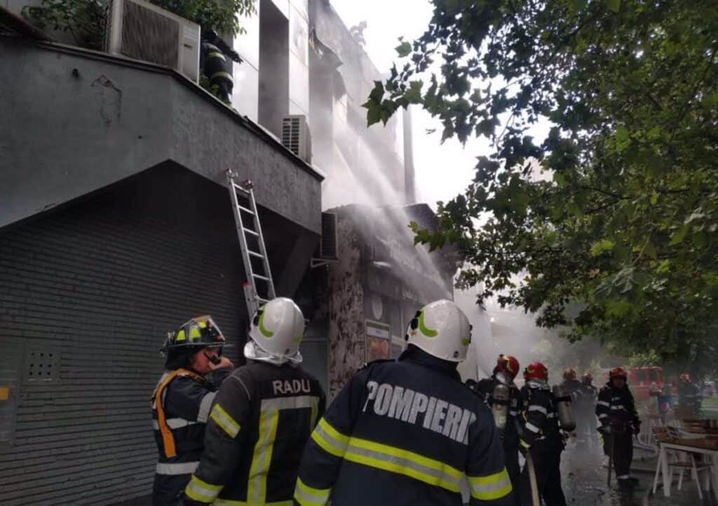 Arde Piața Delfinului, din București! 65 de persoane au fost evacuate - FOTO