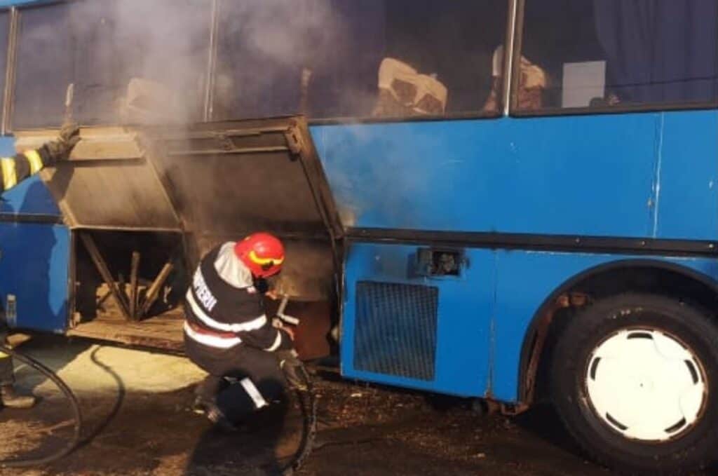 La un pas de tragedie: Un autocar ce transporta 21 de copii, a luat foc, într-o comună din Botoșani