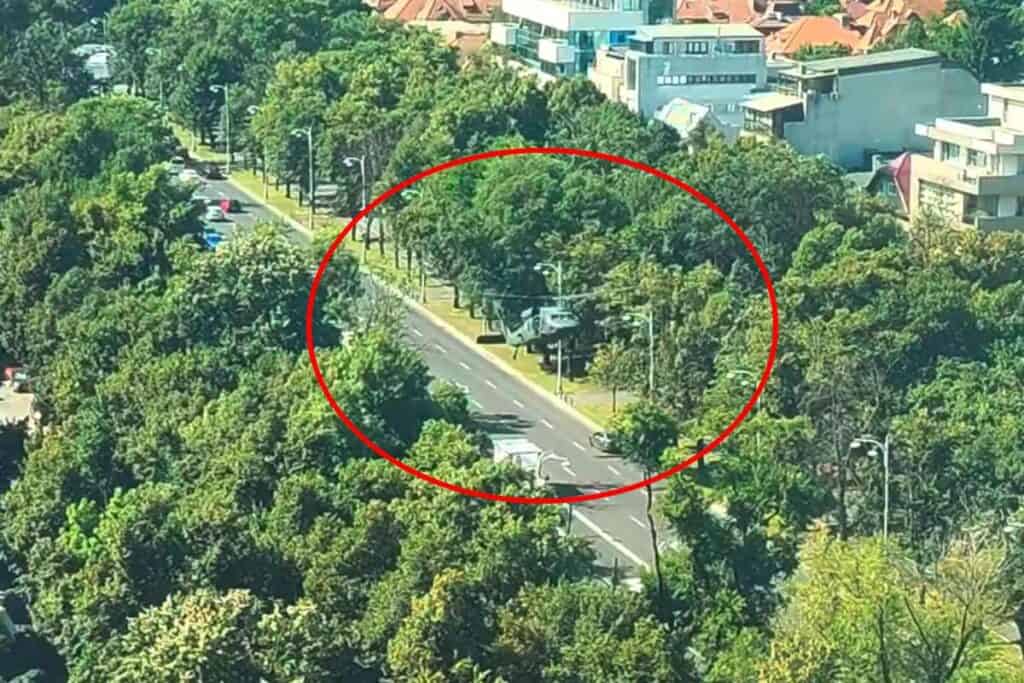 Un elicopter militar american avariat a aterizat de urgență în Piața Charles de Gaulle - VIDEO