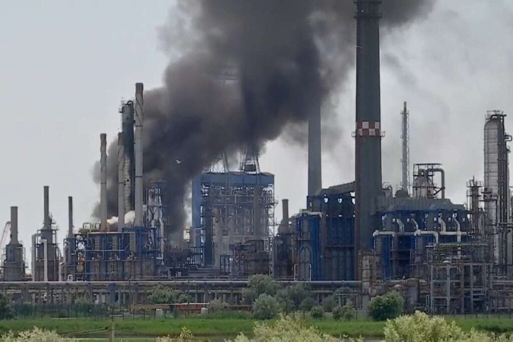 Explozie şi incendiu violent la Rafinăria Petromidia