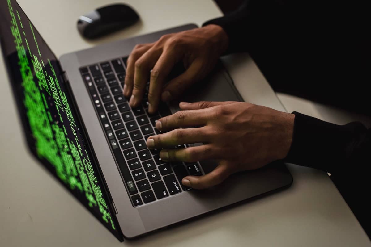 Un specialist atrage atenția asupra faptului că majoritatea spitalelor din România nu au nivel de securitate a informațiilor, așa că atacurile cibernetice pot fi floare la ureche