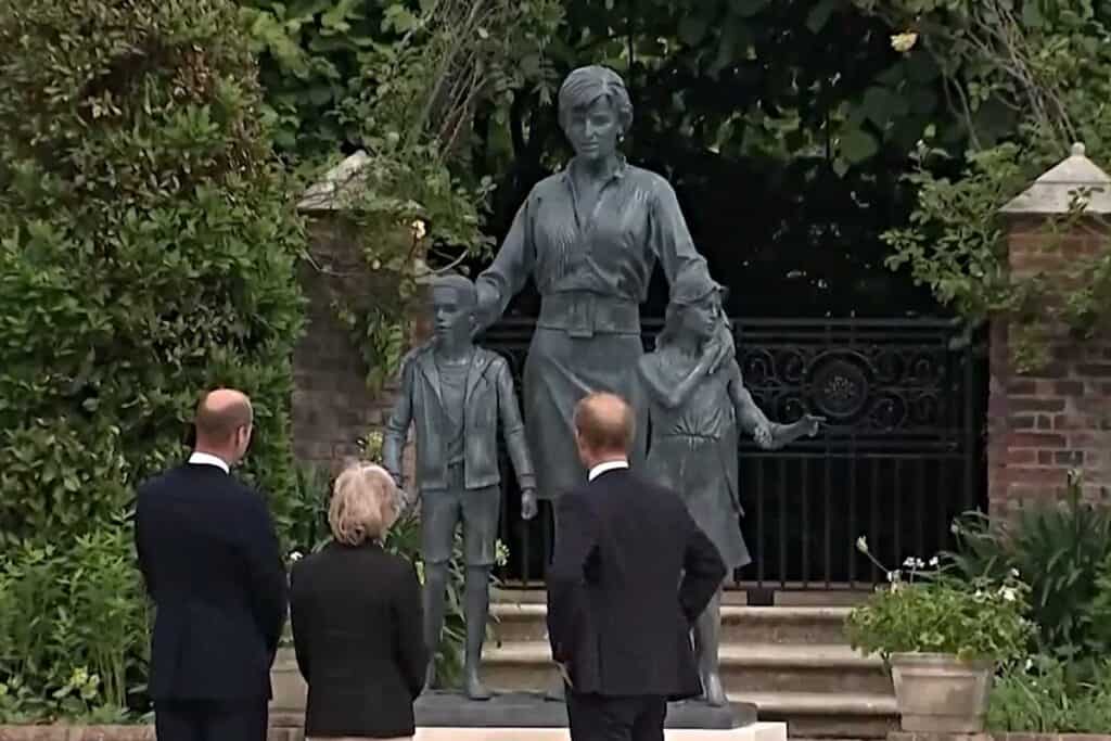 William şi Harry, împreună la inaugurarea statuii prinţesei Diana, mama lor