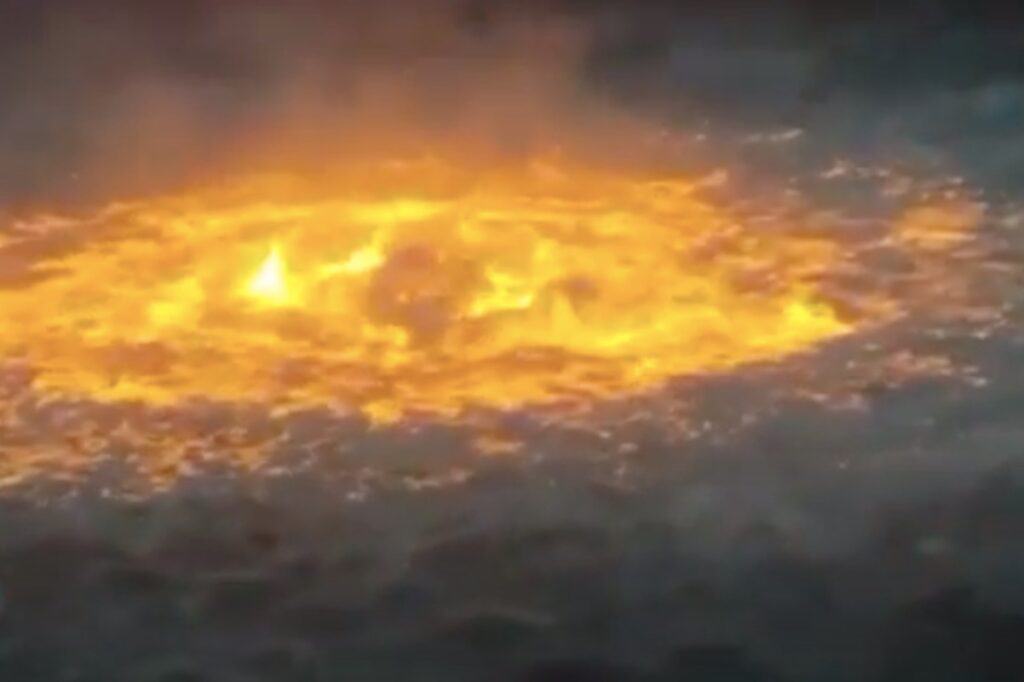 În Mexic, apa oceanului a luat foc! Cercul de foc a izbucnit de la o conductă de gaze subacvatică