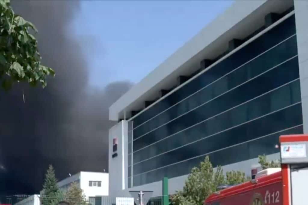 Incendiu într-o hală de reciclare din Popești Leordeni: Șase persoane au arsuri și cinci dintre ele sunt intubate, iar patru au probleme respiratorii, de la fum