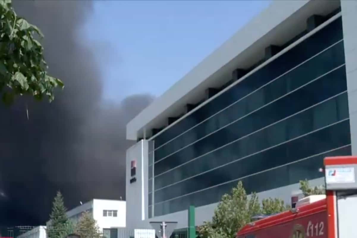 Incendiu într-o hală de reciclare din Popești Leordeni: Șase persoane au arsuri și cinci dintre ele sunt intubate, iar patru au probleme respiratorii, de la fum