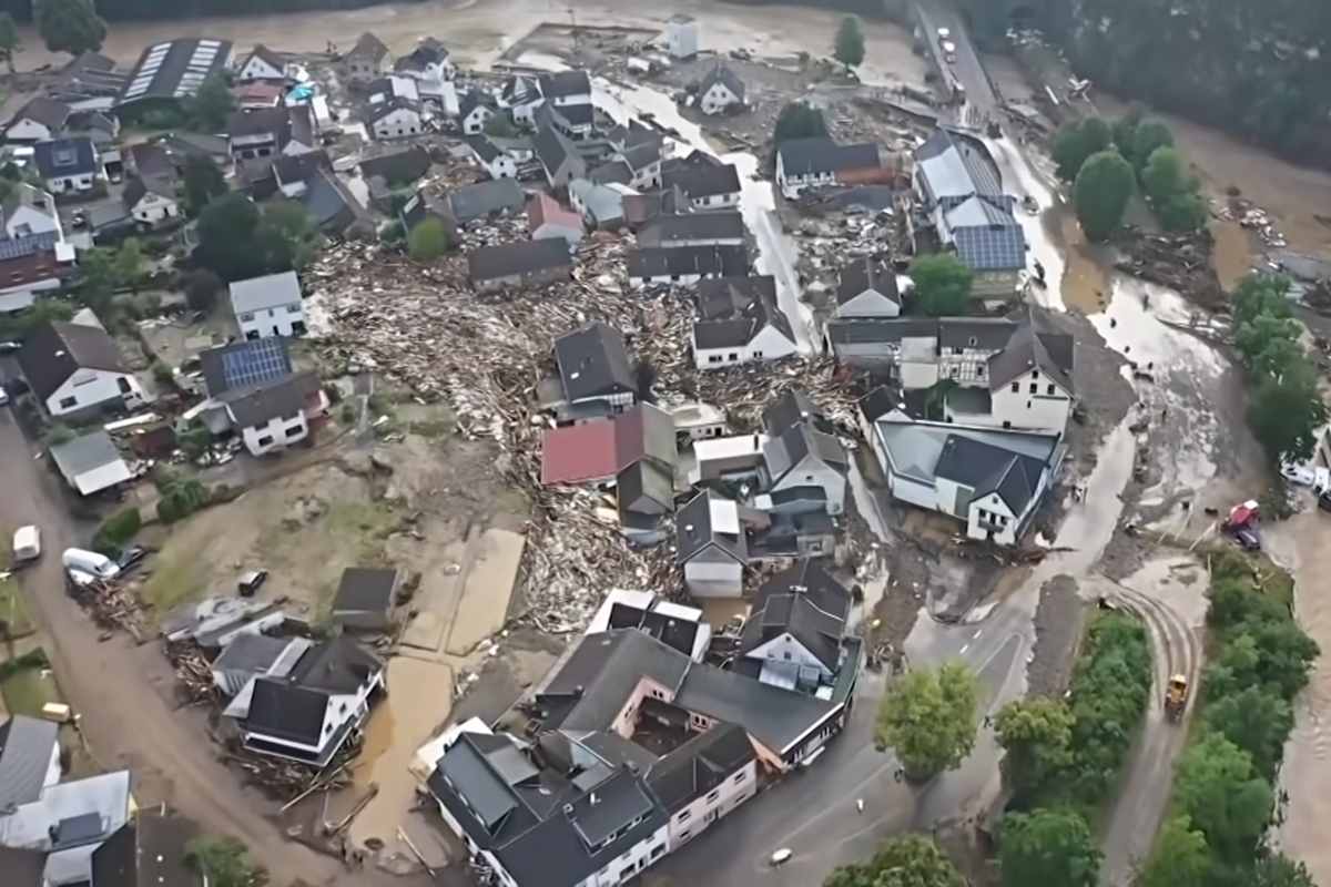 Inundaţii Germania. Merkel: Este îngrozitor. Limba germană abia dacă poate descrie devastarea care s-a produs
