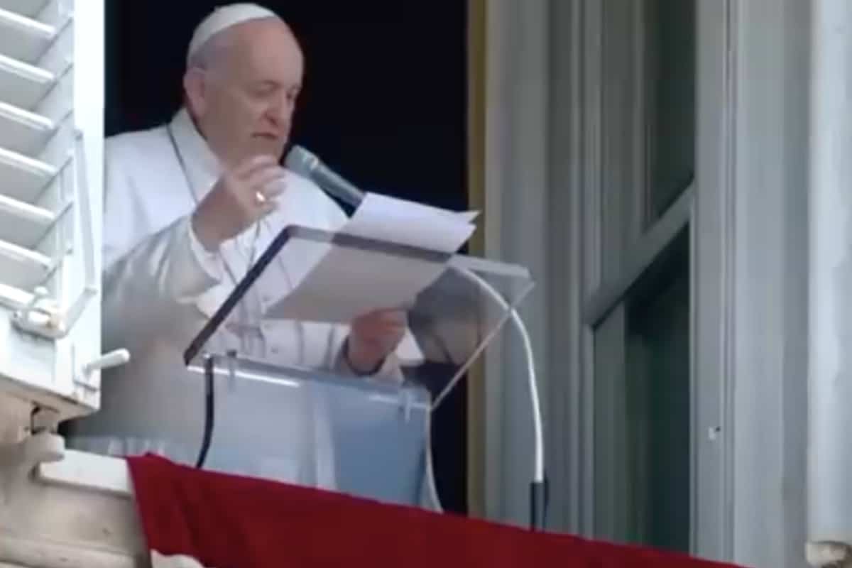 Papa Francisc va mai sta internat câteva zile, după operația la colon
