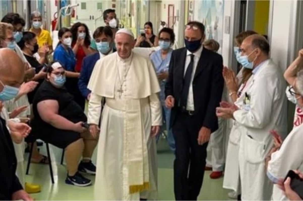 Papa Francisc, externat, după ce i-a fost extirpată o parte din colon