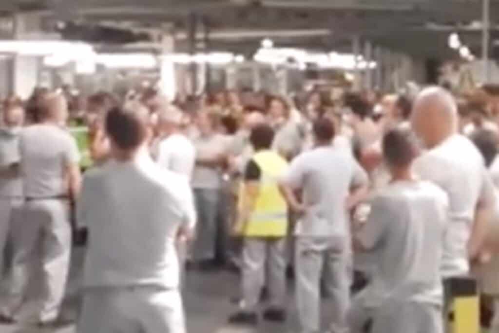 Protest spontan la Mioveni: Angajații uzinei Dacia cer suplimentare de personal