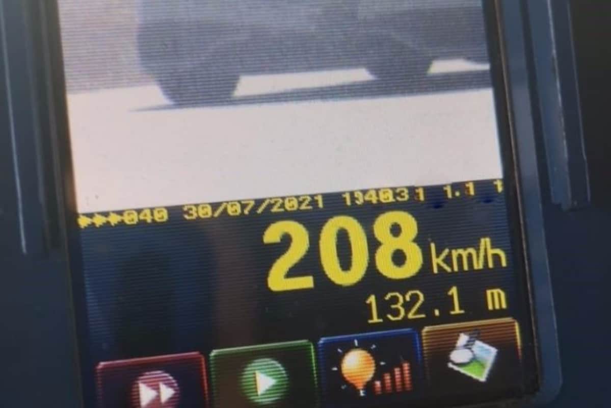 Un bărbat care conducea cu 208 km/h, pe DN 65, din Olt, s-a ales cu permisul suspendat și o amendă de 1305 lei