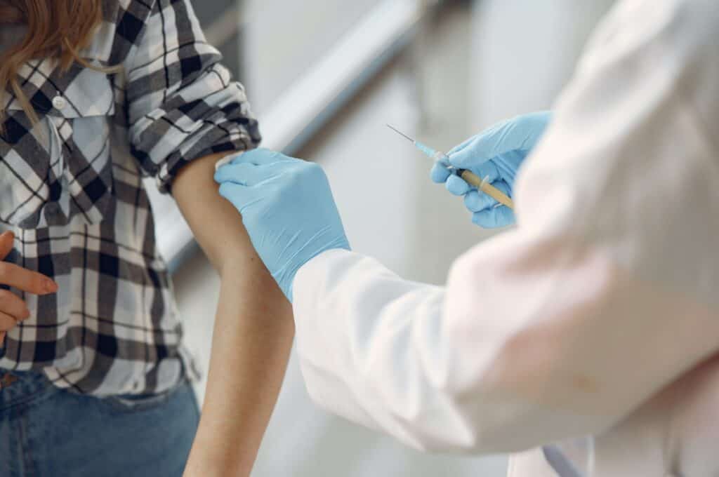 80% dintre centrele de vaccinare fixe imunizează sub 25% din capacitate