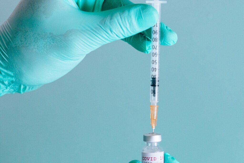 PSD iese la atac: „Succesul” vaccinării este la fel ca „fericirea” românilor, doar în imaginația lui Cîțu