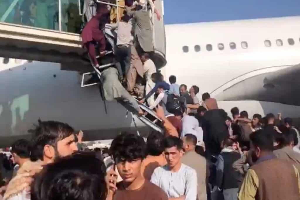 Americanii controlează aeroportul din Kabul și își evacuază cetățenii și aliații. Disperați să părăsească țara, afganii iau cu asalt avioanele